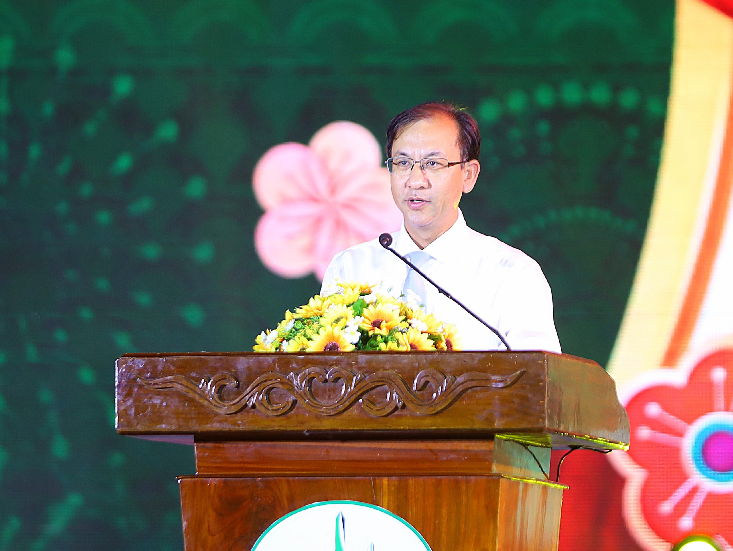 Ông Nguyễn Trung Nghĩa - Phó Bí thư Huyện ủy, Chủ tịch UBND huyện Phong Điền phát biểu thông tin về các chương trình Tết Quân Dân năm 2024.