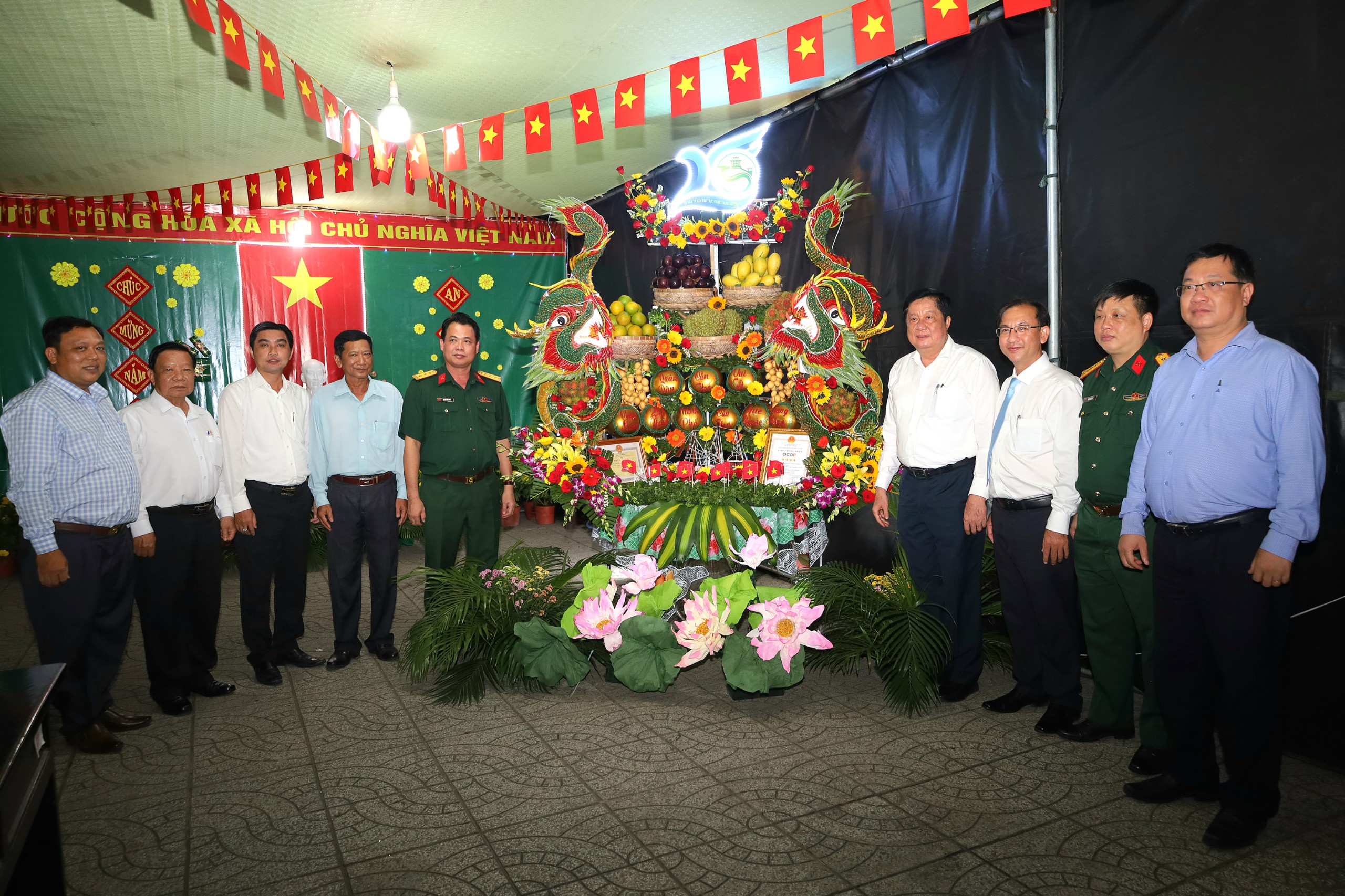 Các đại biểu tham dự chương trình chụp hình lưu niệm tại mô hình trang trí trái cây đặc trưng của Huyện Phong Điền.