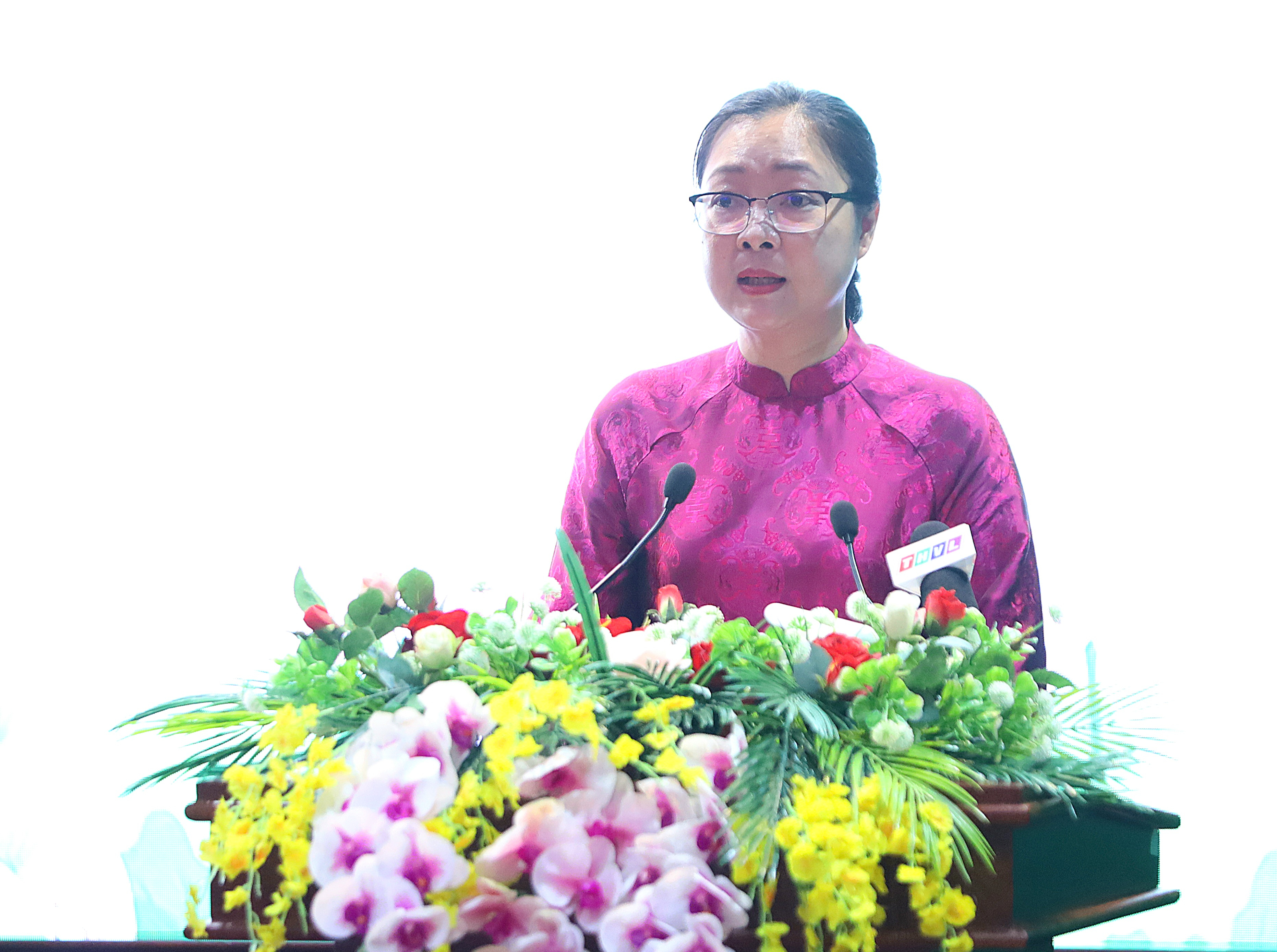Bà Nguyễn Thị Quyên Thanh – Phó Chủ tịch UBND tỉnh Vĩnh Long phát biểu tại buổi họp mặt.