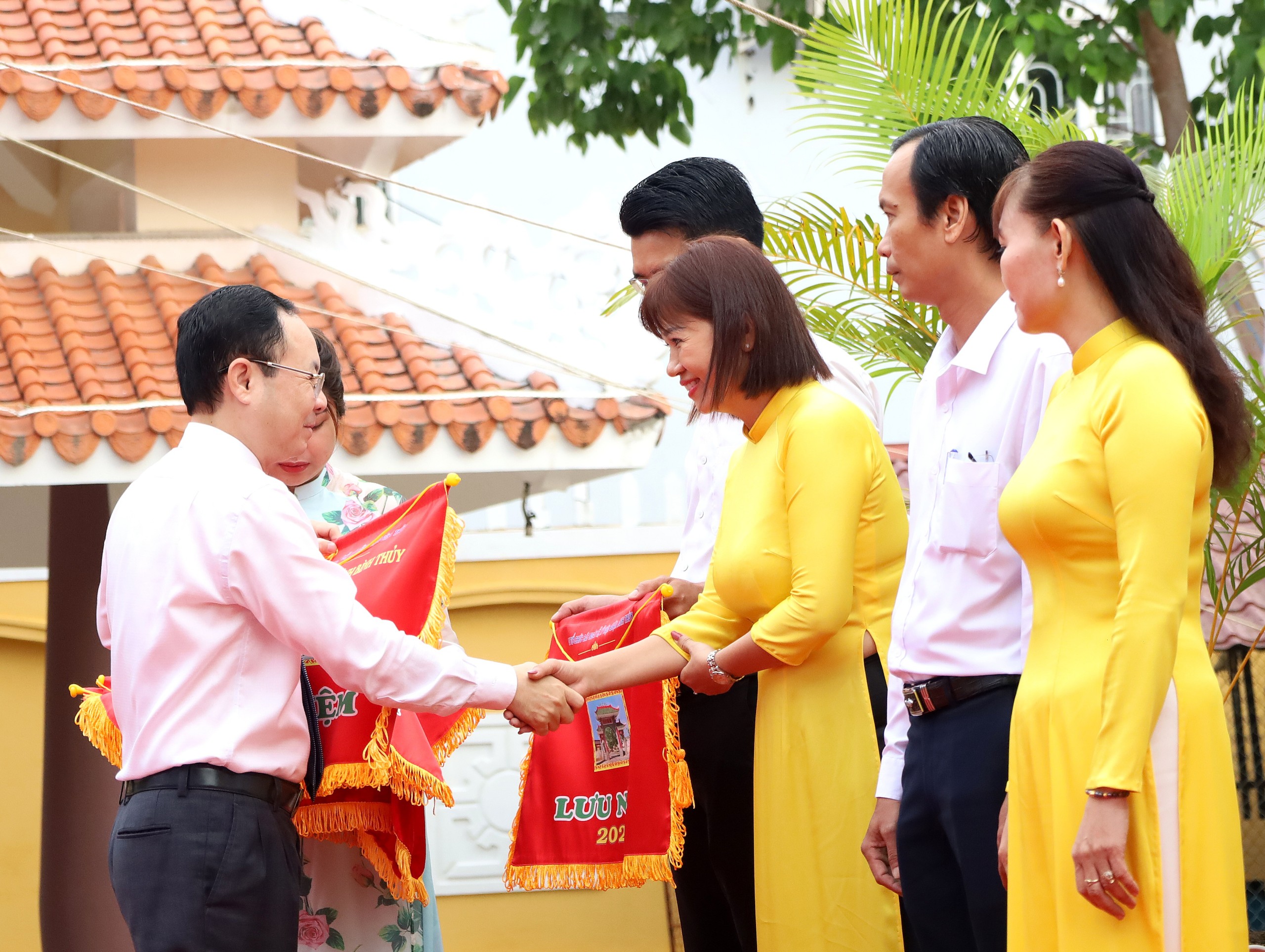 Ông Nguyễn Văn Hiếu - Ủy viên dự khuyết BCH Trung ương Ðảng, Bí thư Thành ủy Cần Thơ trao tặng cờ lưu niệm cho các đơn vị tham gia các hoạt động.