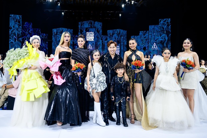 NTK Ivan Trần cùng bộ sưu tập của mình tại Aquafina Vietnam International Fashion Week.