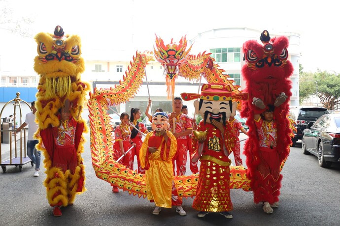 Hiện Đoàn lân sư rồng Lương Ấn Đường và Tú Anh Đường đang tập luyện cật lực để chuẩn bị phục vụ cho các em nhỏ.