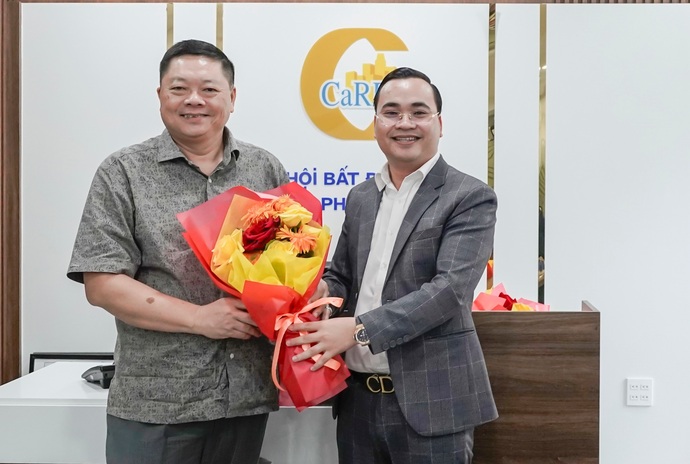 Ông Dương Quốc Thủy - Chủ tịch Hiệp hội BĐS TP Cần Thơ trao hoa cho ông Dương Tấn Hải, giữ chức vụ Phó Chủ tịch Hiệp hội BĐS TP Cần Thơ nhiệm kỳ 2020-2025.