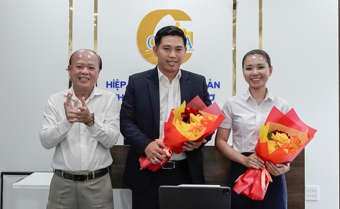 Ông Phạm Văn Luận, Phó Chủ tịch Hiệp hội Bất động sản TP Cần Thơ trao hoa cho ông Lê Hoài Mẫn và bà Ngô Thị Mỹ Hồng.