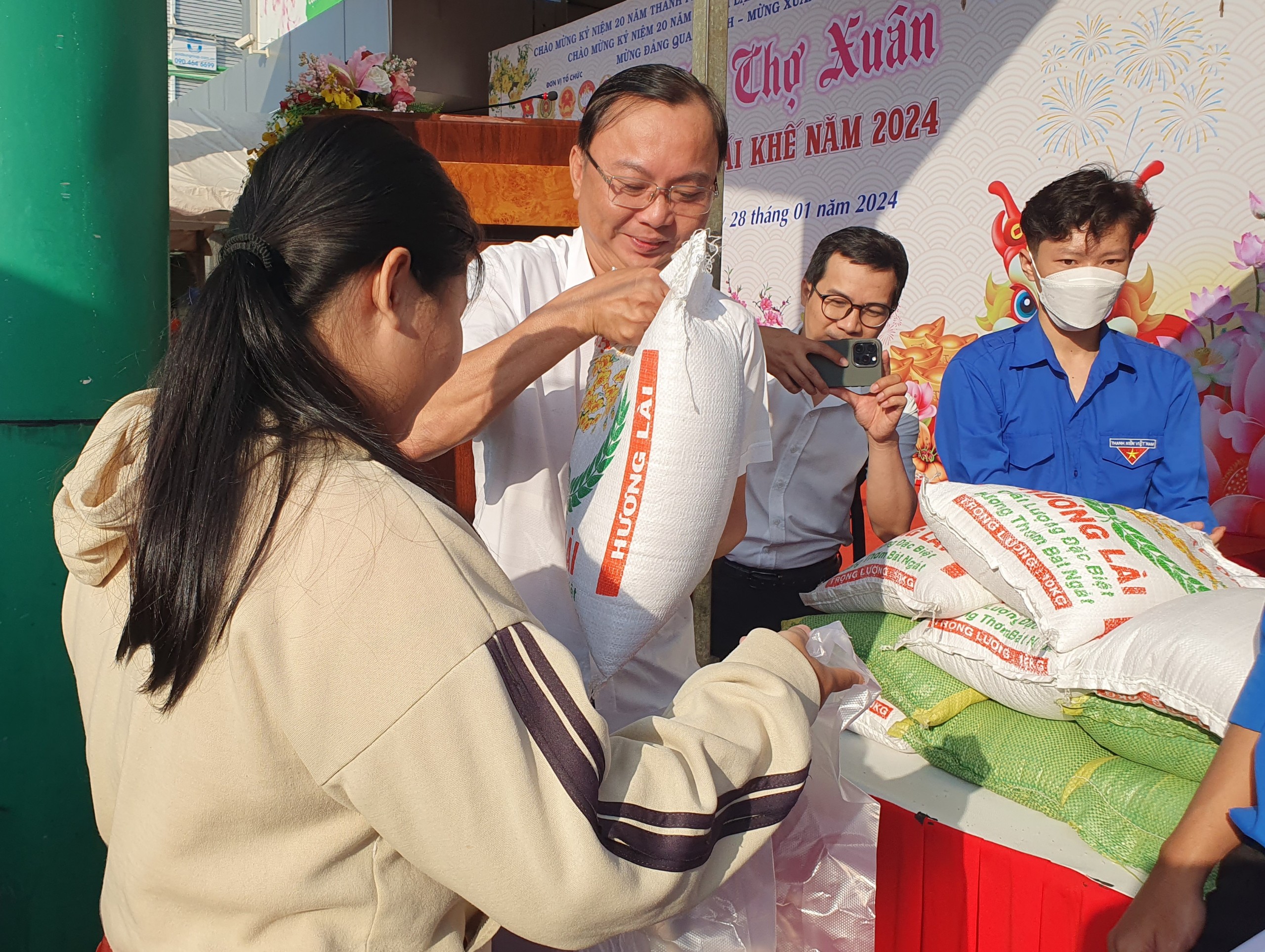 Ông Nguyễn Xuân Trí - Chủ tịch Ủy ban MTTQ Việt Nam phường Cái Khế trao quà cho người dân.