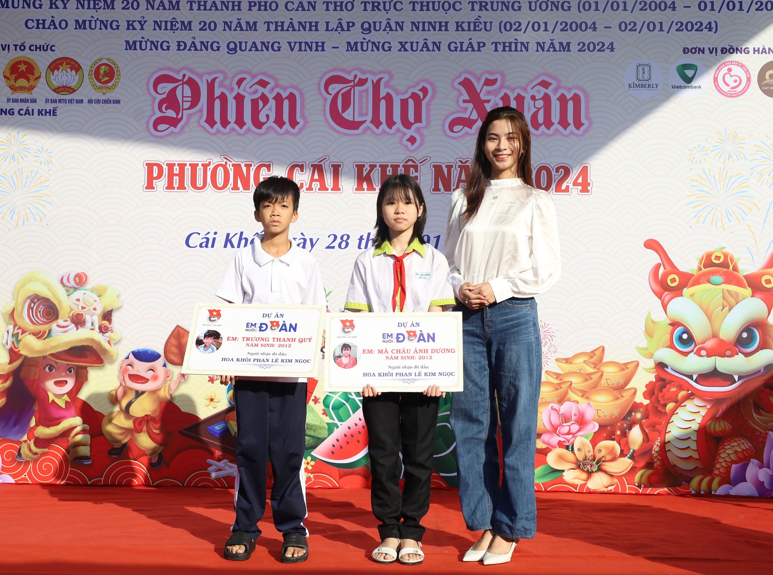 Hoa khôi Phan Lê Kim Ngọc - Hoa khôi Sinh viên TP Cần Thơ 2023 nhận đỡ đầu 2 em học sinh hoàn cảnh đặc biệt khó khăn dự án “Em nuôi của Đoàn”.