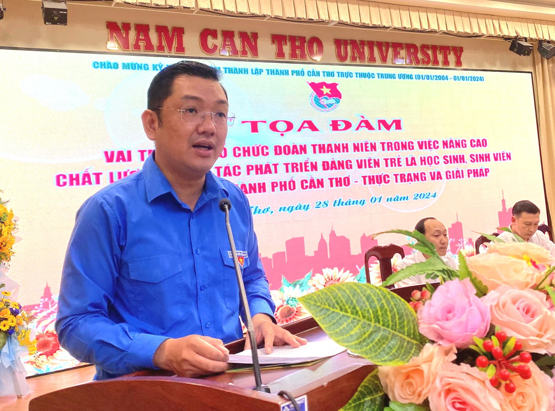 Anh Lâm Văn Tân - Phó Bí thư Thường trực Thành đoàn Cần Thơ phát biểu khai mạc tọa đàm.