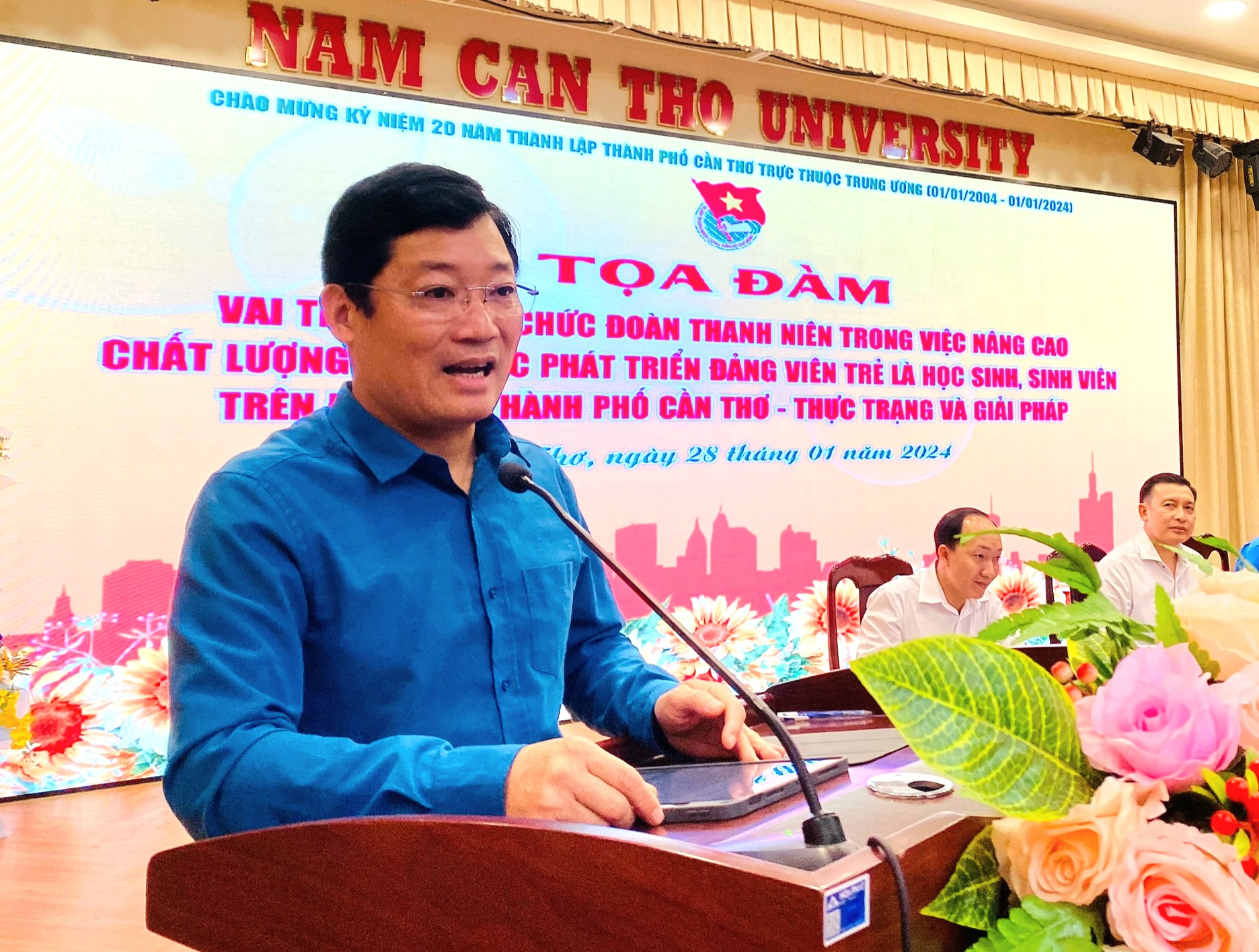 PGS.TS Nguyễn Xuân Phong - Phó Giám đốc Học viên chính trị, Khu vục 4 phát biểu tại buổi tọa đàm.