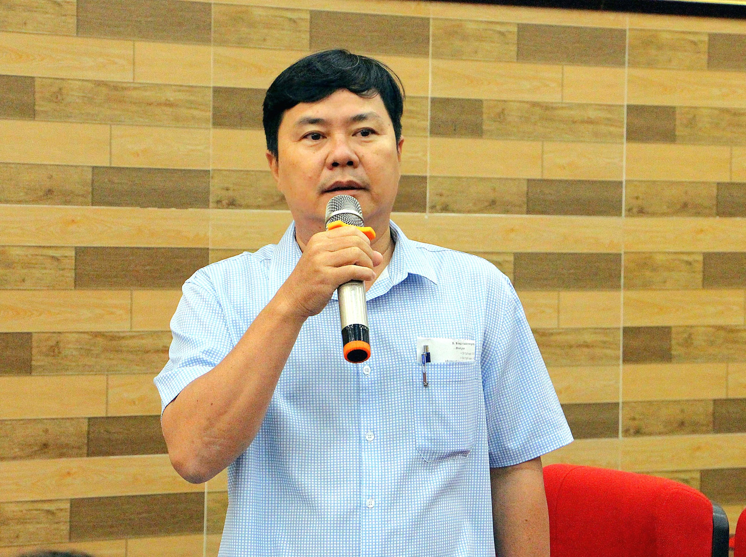 Thầy Trần Minh Xuân - Hiệu phó Trường THPT Châu Văn Liêm, quận Ninh Kiều phát biểu tại tọa đàm.