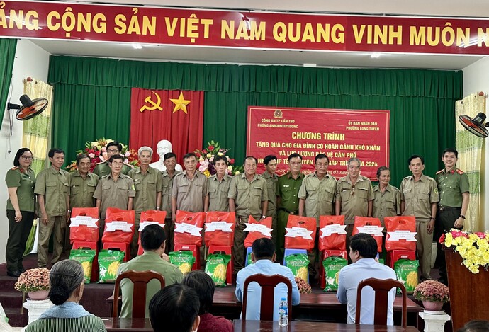 Cán bộ Phòng an ninh mạng và phòng chống tội phạm sử dụng công nghệ cao Công an TP Cần Thơ tặng quà lực lượng BVDP