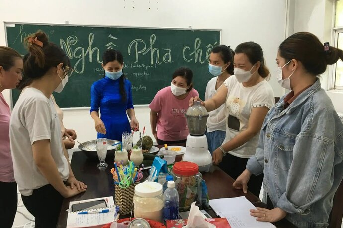Học viên lớp nghề tại Trung tâm GDNN-GDTX quận Ô Môn đang thực hành pha chế thức uống.
