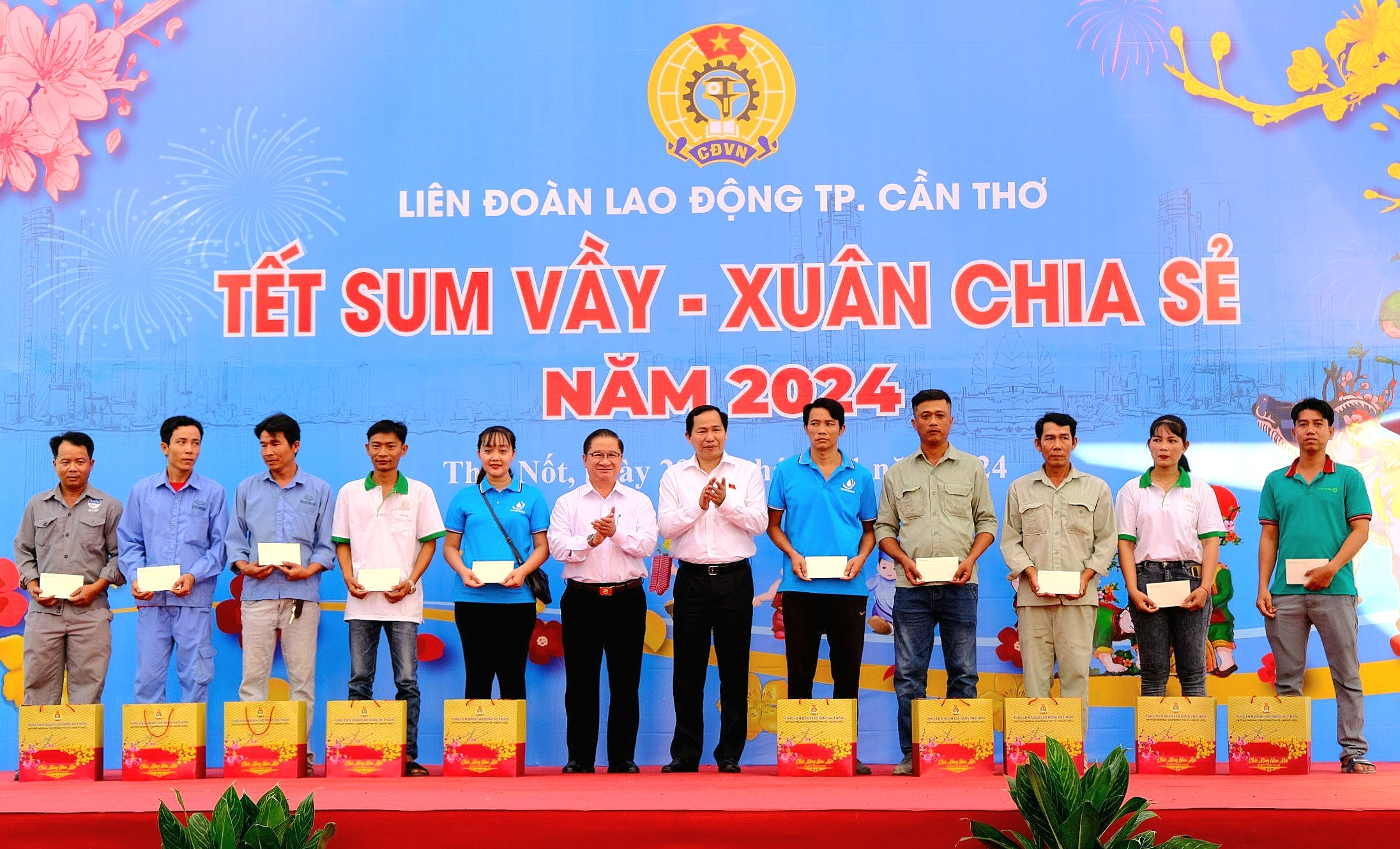 Ông Lê Quang Mạnh - Ủy viên BCH Trung ương Đảng, Ủy viên Ủy ban Thường vụ Quốc hội, Chủ nhiệm Ủy ban Tài chính ngân sách của Quốc hội và ông Trần Việt Trường - Phó Bí thư Thành ủy, Chủ tịch UBND TP. Cần Thơ trao tặng quà cho người lao động.