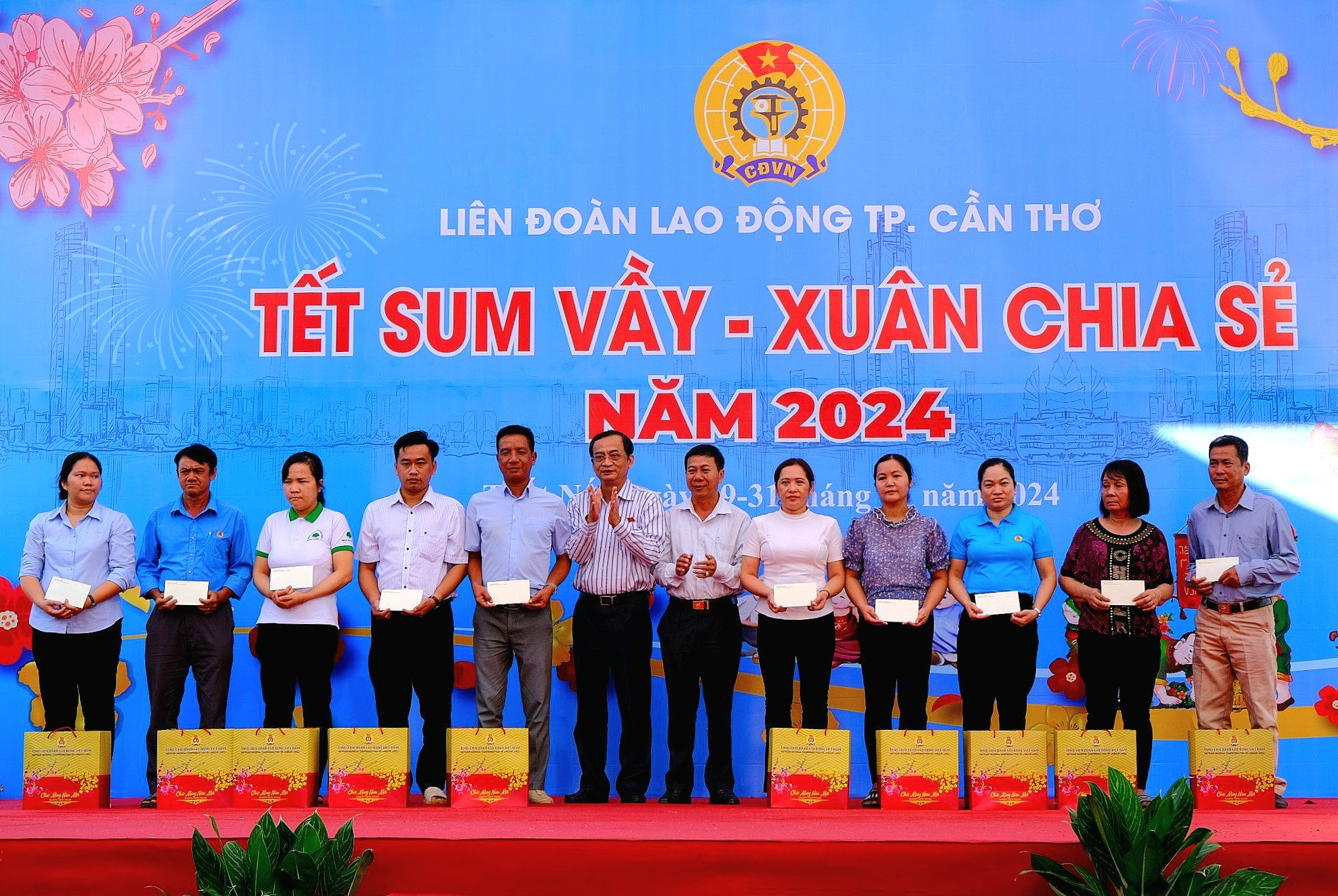 Ông Tống Văn Nhịn - Phó Chủ tịch Thường trực Ủy Ban MTTQ Việt Nam TP. Cần Thơ và ông Nguyễn Thanh Phương - Chủ tịch Hội đồng Trường Đại học Cần Thơ trao tặng quà cho người lao động.