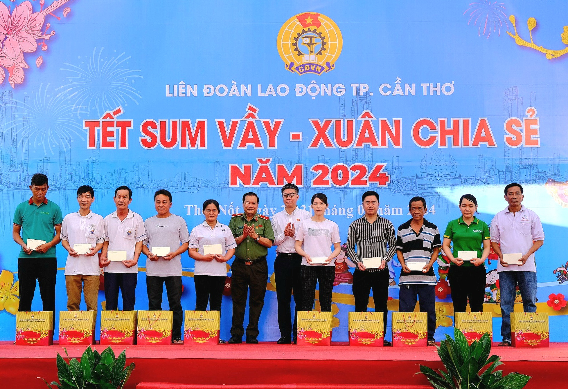 Ông Nguyễn Mạnh Hùng - Ủy viên thường trực Ủy ban Kinh tế của Quốc hội và Thiếu tướng Nguyễn Văn Thuận – Ủy viên BTV Thành ủy, Trưởng Đoàn ĐBQH đơn vị TP. Cần Thơ, Giám đốc Công an TP. Cần Thơ trao tặng quà cho các công nhân.