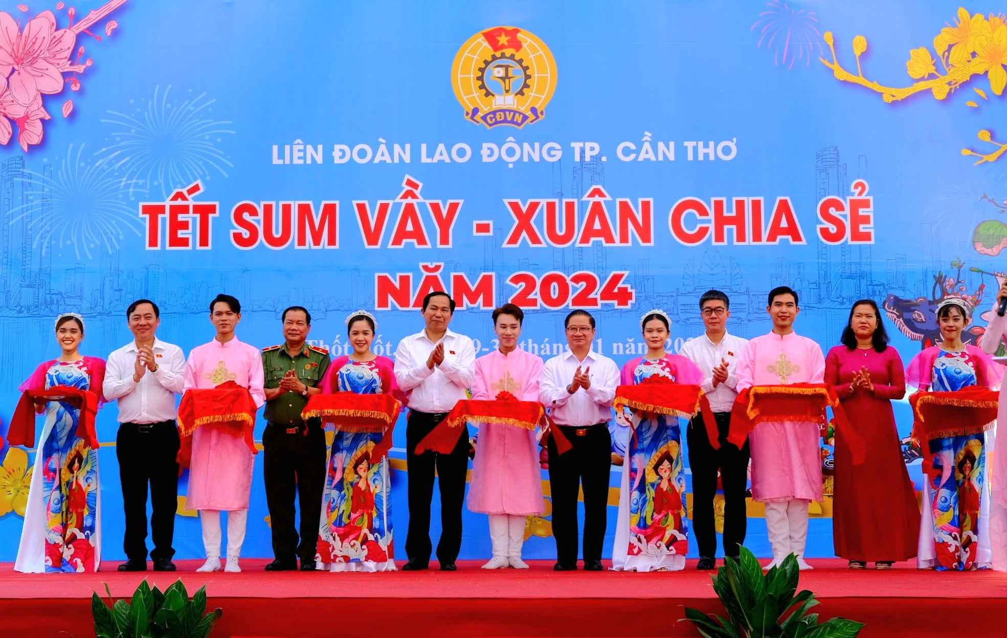 Các đại biểu thực hiện nghi thức cắt băng khai mạc 'Chợ Tết Công đoàn 2024' và chương trình 'Tết sum vầy - Xuân chia sẻ'.