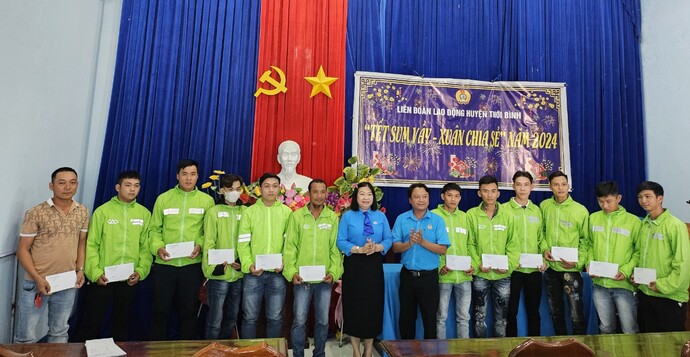 Bà Nguyễn Việt Hoa - Chủ tịch LĐLĐ huyện và ông Dương Tuấn Anh - Phó chủ tịch LĐLĐ huyện Thới Bình, trao tặng quà cho công đoàn viên của Nghiệp đoàn Xe Grab Thới Bình.
