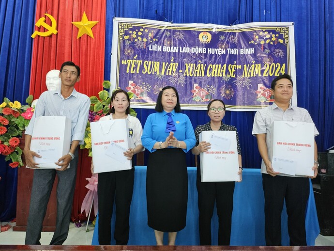 Bà Nguyễn Việt Hoa - Huyện ủy viên, Chủ tịch LĐLĐ huyện Thới Bình, trao tặng quà của Ban Nội Chính Trung Ương cho các công đoàn viên.