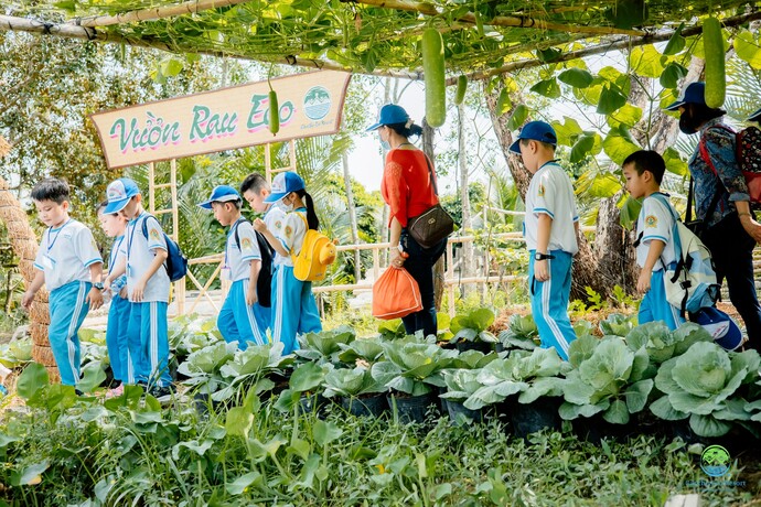 (Ảnh minh họa: Các em học sinh tiểu học Cần Thơ trải nghiệm các hoạt động tại Cantho Eco Resort).