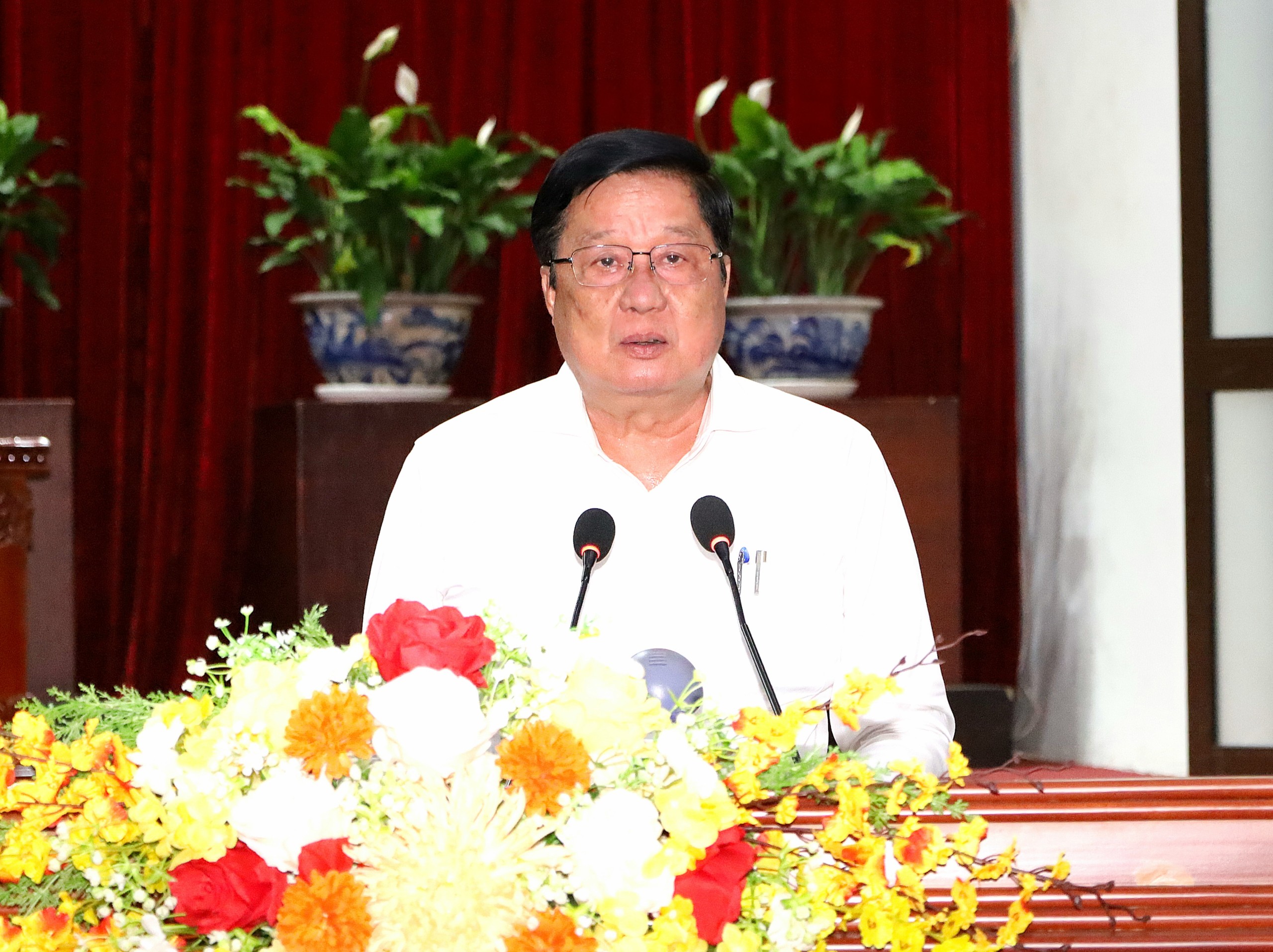 Ông Phạm Văn Hiểu – Phó Bí thư thường trực Thành ủy, Chủ tịch HĐND TP. Cần Thơ báo cáo tóm tắt tình hình năm 2023 tại buổi họp mặt.