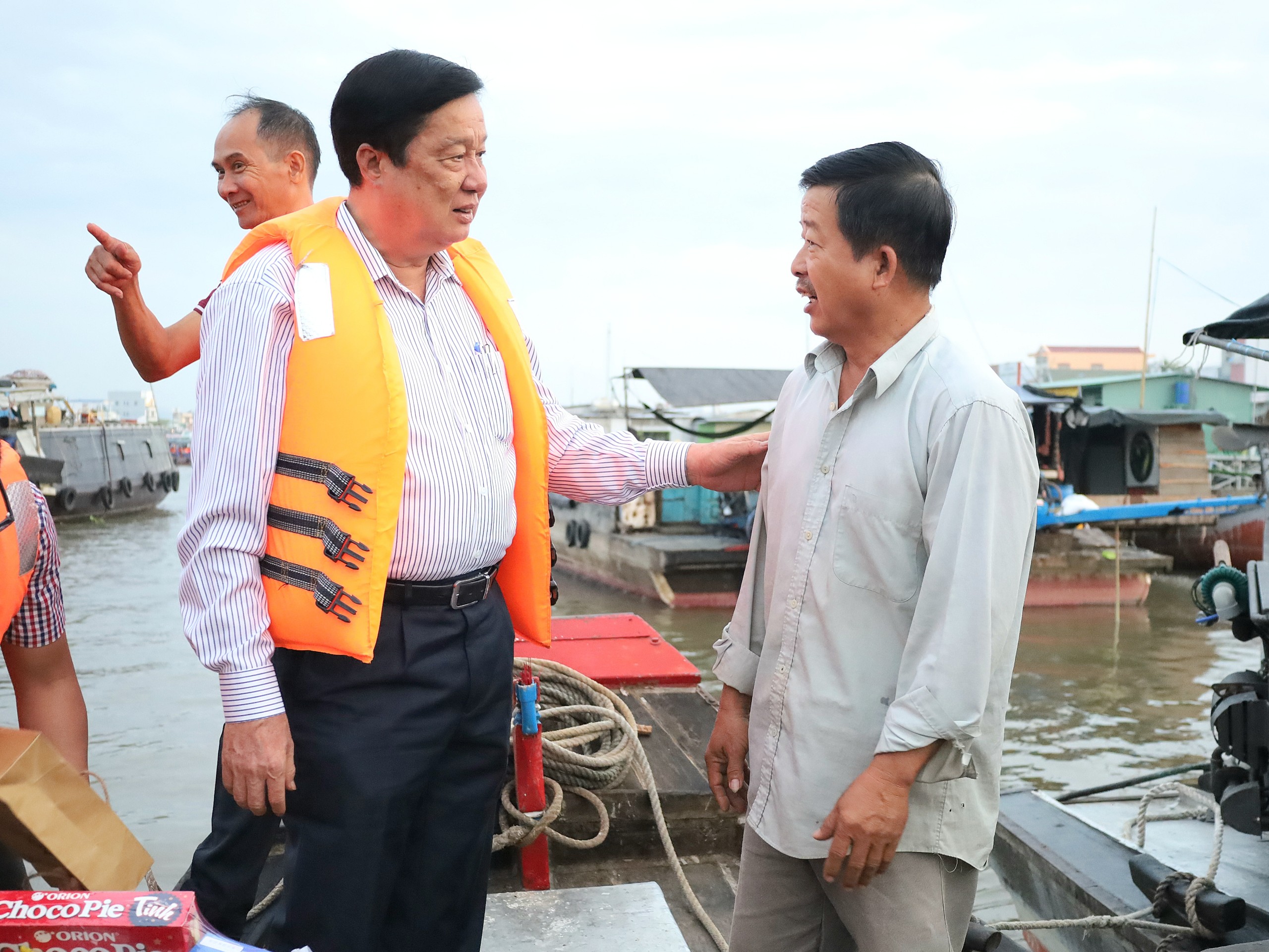 Ông Phạm Văn Hiểu - Phó Bí thư Thường trực Thành ủy, Chủ tịch HĐND TP. Cần Thơ trò chuyện, thăm hỏi thương hồ tại Chợ nổi Cái Răng.