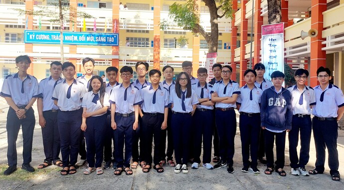 Thiên Lộc (ngoài cùng bên trái) cùng các bạn học sinh giỏi cấp quốc gia khối 12 của trường THPT chuyên Nguyễn Thị Minh Khai.