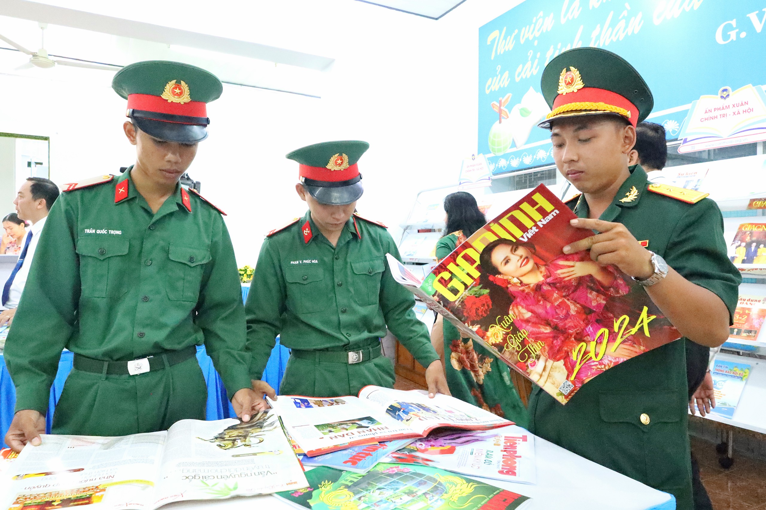 Các chiến sĩ đang đọc ấn phẩm Xuân của Tạp chí Gia Đình Việt Nam trưng bày tại Hội Báo Xuân Giáp Thìn năm 2024.