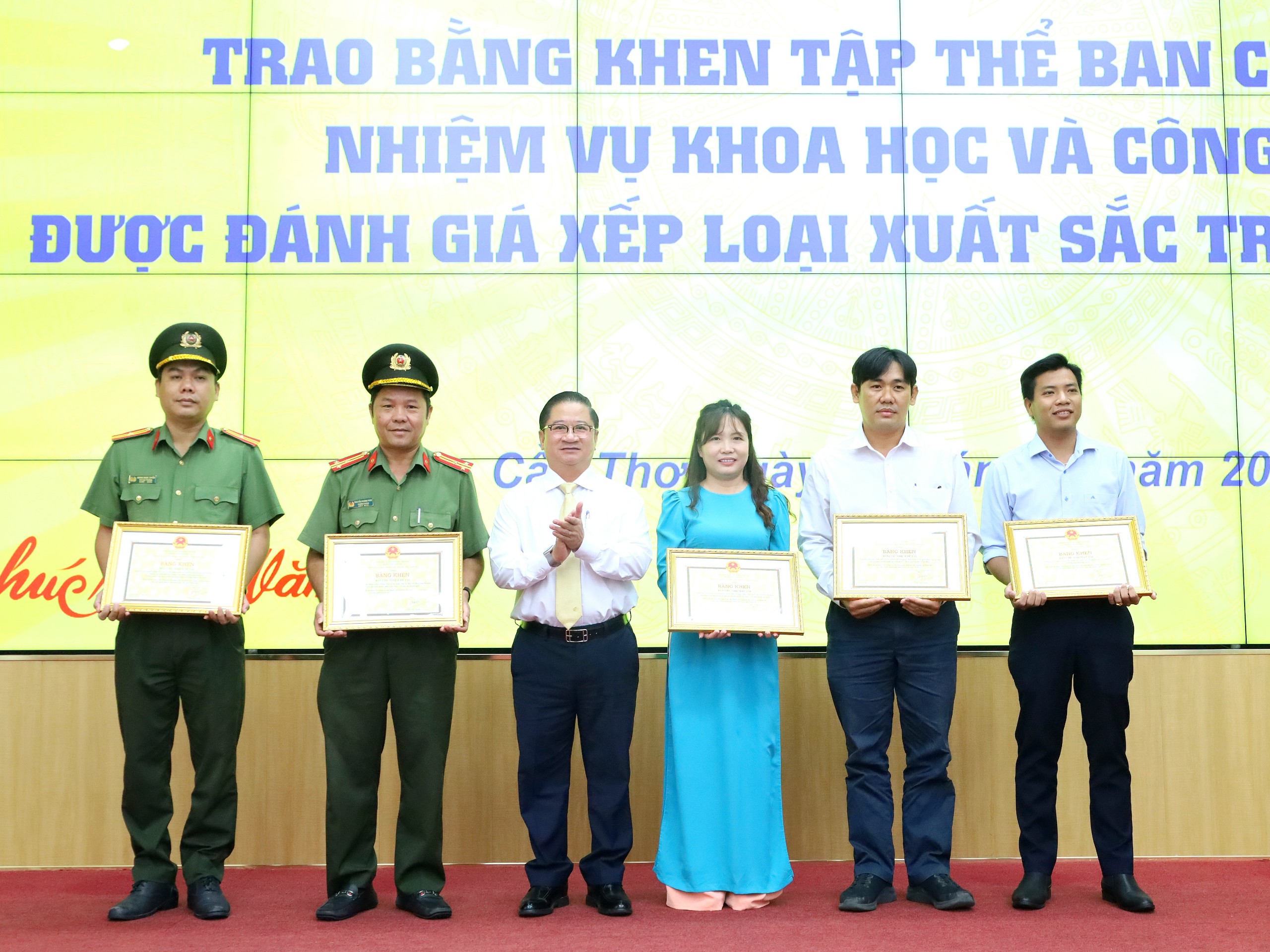 Ông Trần Việt Trường – Phó Bí thư Thành ủy, Chủ tịch UBND TP. Cần Thơ trao tặng Tặng Bằng khen của Chủ tịch UBND thành phố cho 05 tập thể là Ban Chủ nhiệm các đề tài khoa học và công nghệ, đã có đề tài được Hội đồng tư vấn đánh giá, nghiệm thu nhiệm vụ khoa học và công nghệ thành phố đánh giá, xếp loại “Xuất sắc”.