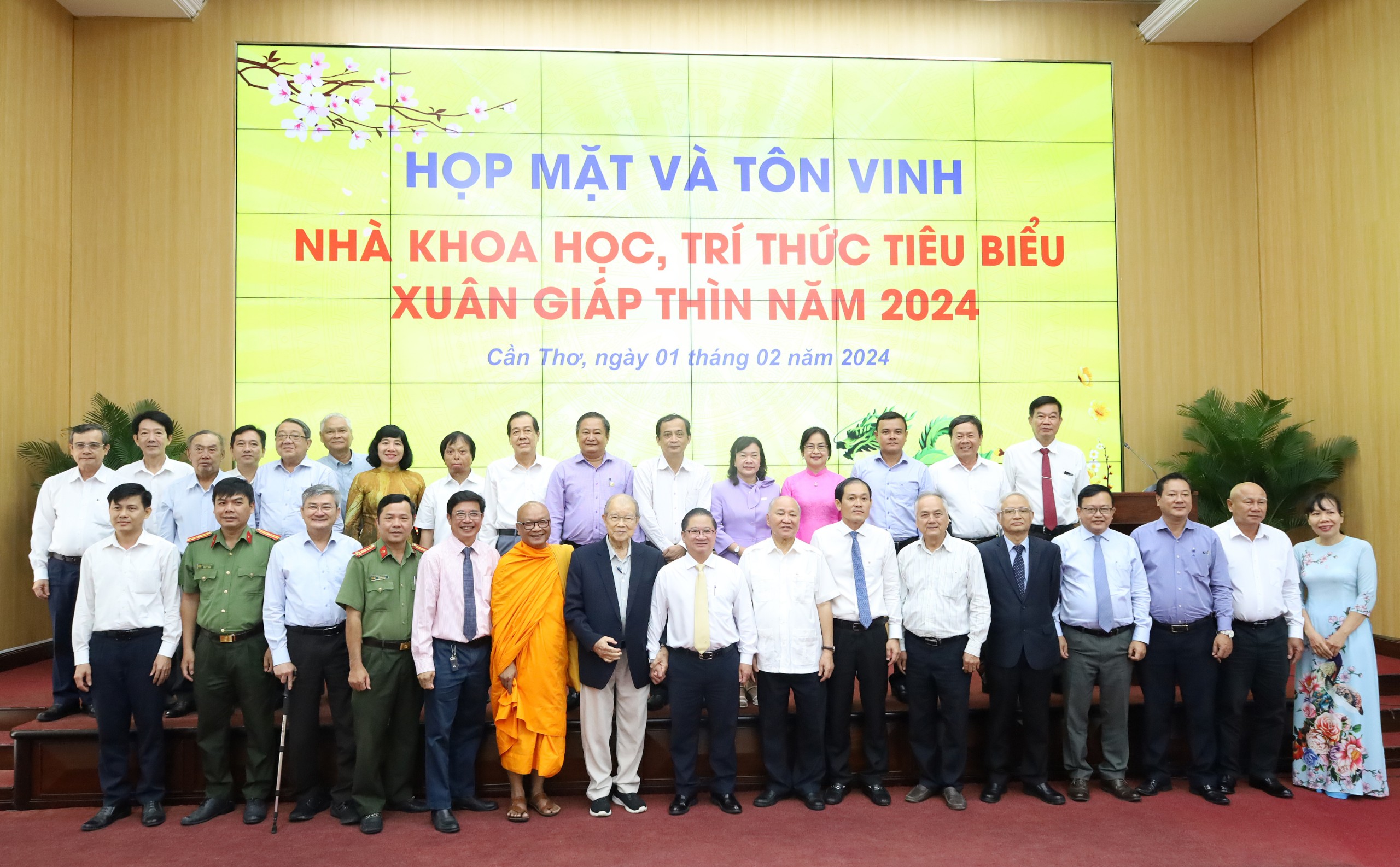 Các đại biểu dự Họp mặt và tôn vinh nhà khoa học, trí thức tiêu biểu Xuân Giáp Thìn năm 2024 chụp hình lưu niệm.