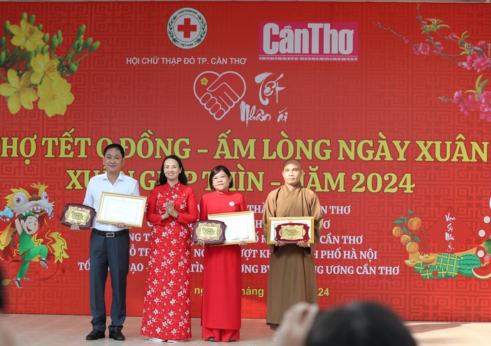 Bà Lê Thị Sương Mai - Chủ tịch LĐLĐ thành phố trao hoa, bảng tấm lòng vàng nhân đạo và Bằng khen của UBND thành phố cho 2 tập thể và 1 cá nhân có nhiều đóng góp trong phong trào “Tết Nhân ái' xuân 2024.