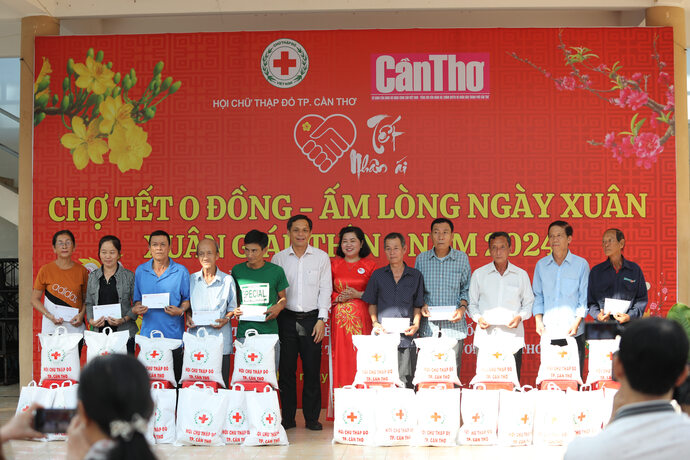 Ông Võ Tuyền Giang - Phó Bí thư Đảng ủy Khối Cơ quan Dân Chính Đảng TP. Cần Thơ và bà Huỳnh Thanh Thảo - Chủ tịch Hội CTĐ TP. Cần Thơ tặng quà Tết cho bà con khó khăn