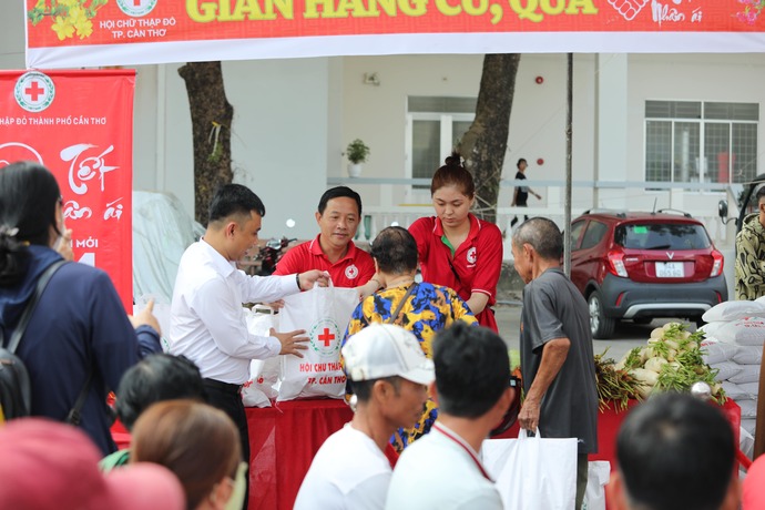 Ông Mai Anh Tuấn - Giám đốc ABIC chi nhánh Cần Thơ hỗ trợ trao quà cho các hộ khó khăn
