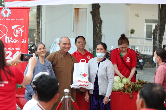 Thầy Thích Minh Huệ - Phó trụ trì Chùa Phật Học Cần Thơ trao quà Tết cho bà con nghèo