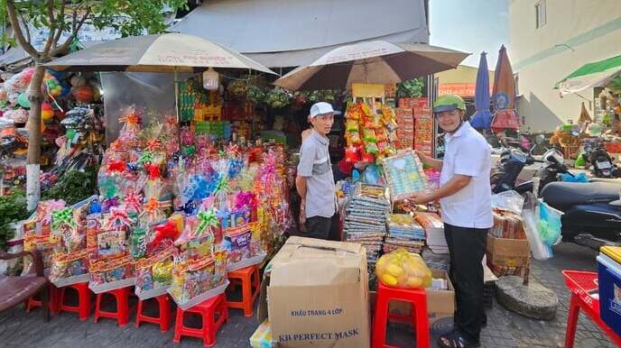 Người tiêu dùng mua đồ hàng mã cúng ông Công, ông Táo tại một cửa hàng thuộc huyện Thới Bình.