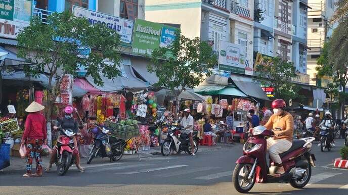 Chợ huyện Thới Bình vào chiều ngày 22 tháng Chạp nhộp nhịp người dân mua các vật dụng làm lễ cúng.
