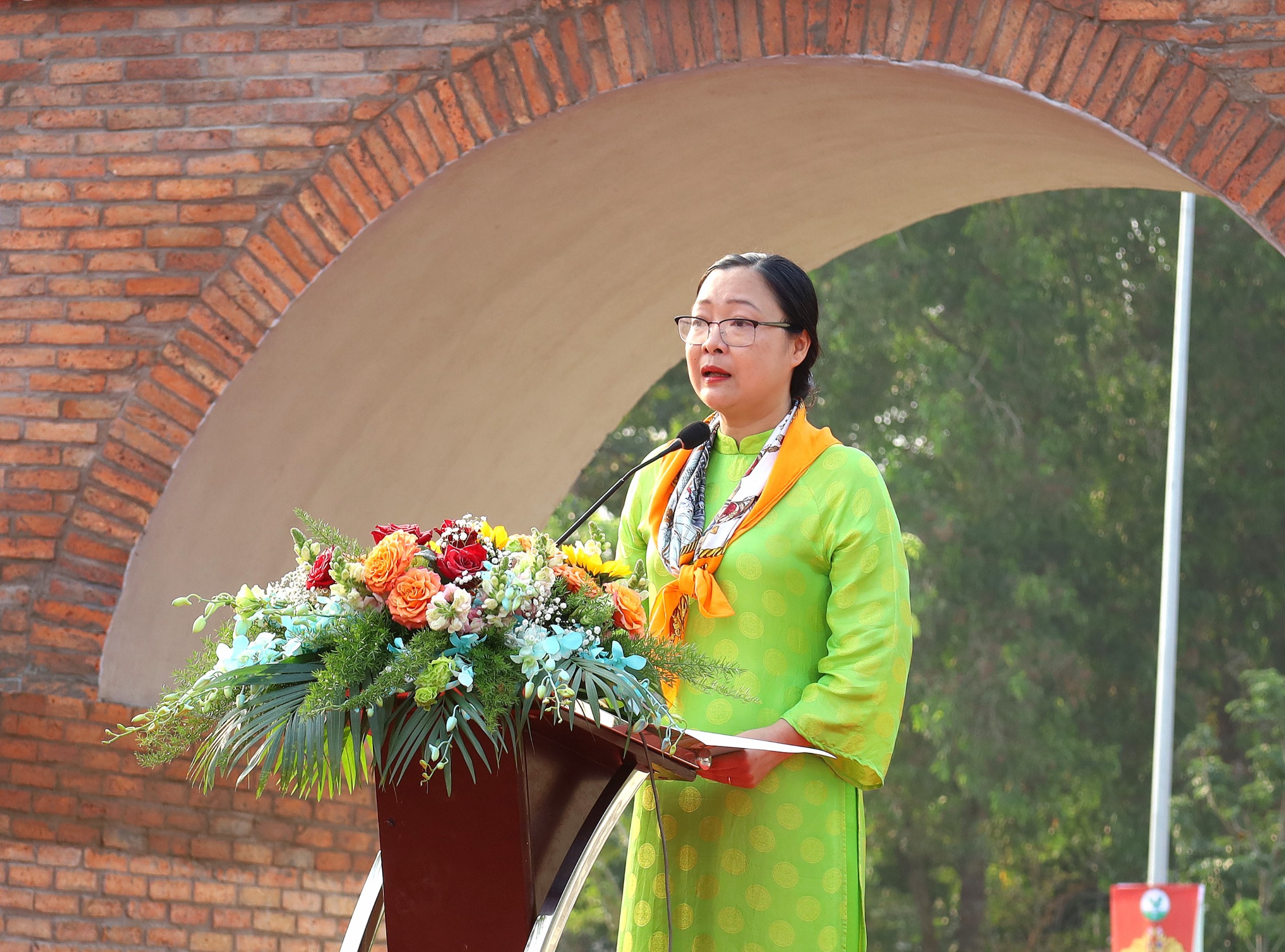 Bà Nguyễn Thị Quyên Thanh – Phó Chủ tịch UBND tỉnh Vĩnh Long, Trưởng Ban Tổ chức thực hiện Đường gốm và hoa mừng Xuân Giáp Thìn năm 2024 phát biểu khai mạc tại buổi lễ.