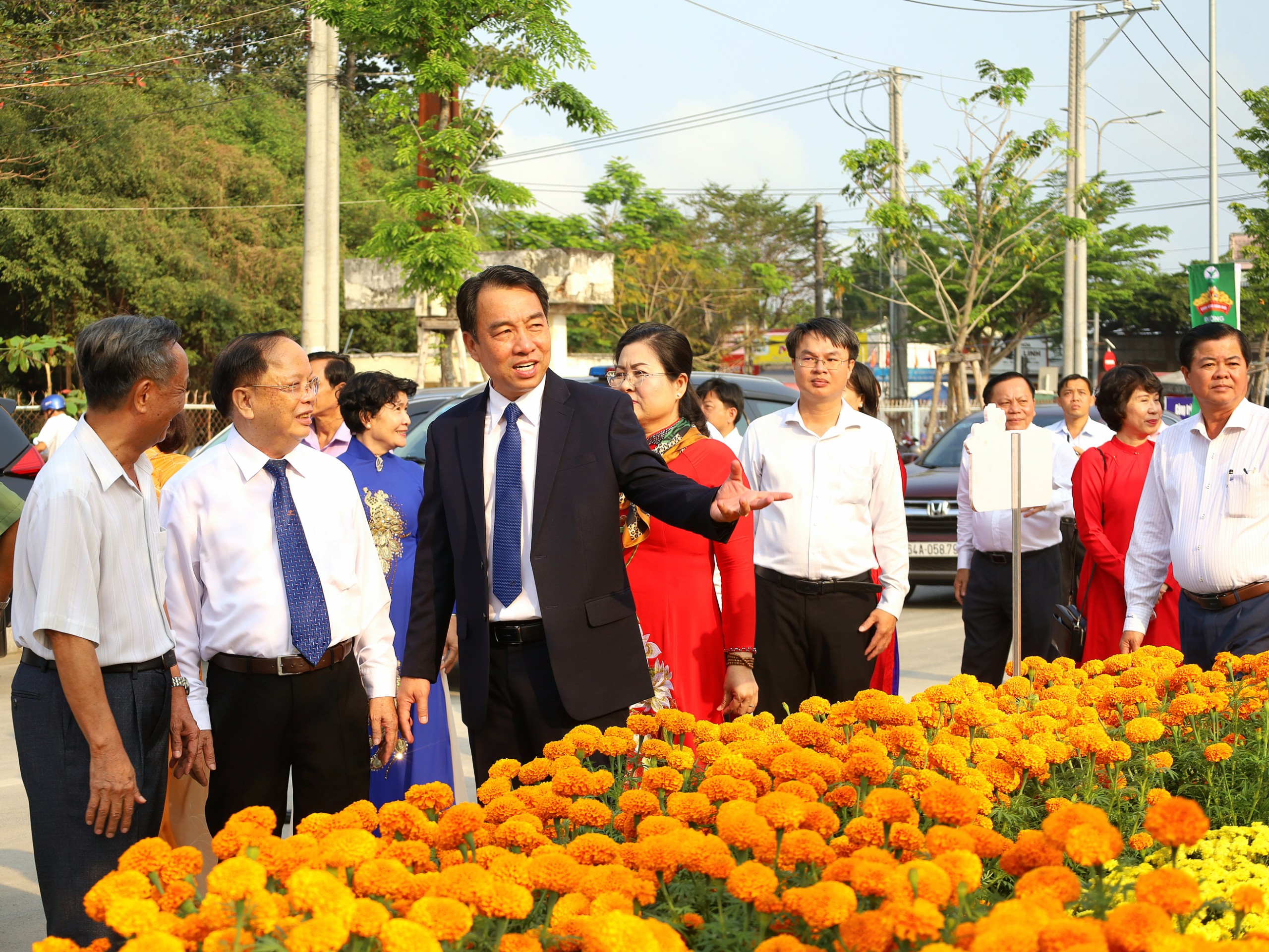 Ông Lữ Quang Ngời – Phó Bí thư Tỉnh uỷ, Chủ tịch UBND tỉnh Vĩnh Long giới thiệu con đường gốm và hoa với các đại biểu.
