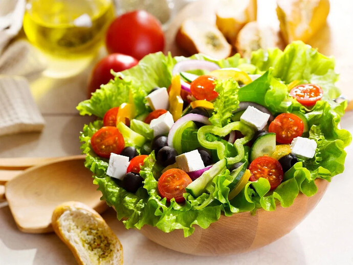 Ăn nhiều rau xanh và trái cây giúp bổ sung vitamin, chất xơ (Ảnh minh họa)