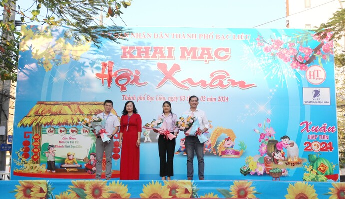 Bà Đỗ Ái Lam - Phó Chủ tịch UBND Thành phố Bạc Liêu tặng hoa và cám ơn các doanh nghiệp.