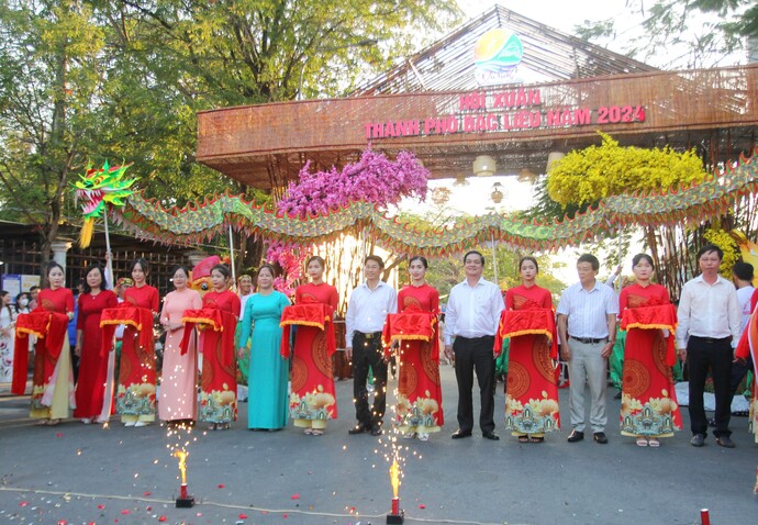 Lãnh đạo tỉnh Bạc Liêu và TP. Bạc Liêu cắt băng khai mạc Hội xuân “Chợ quê ngày Tết” 2024.