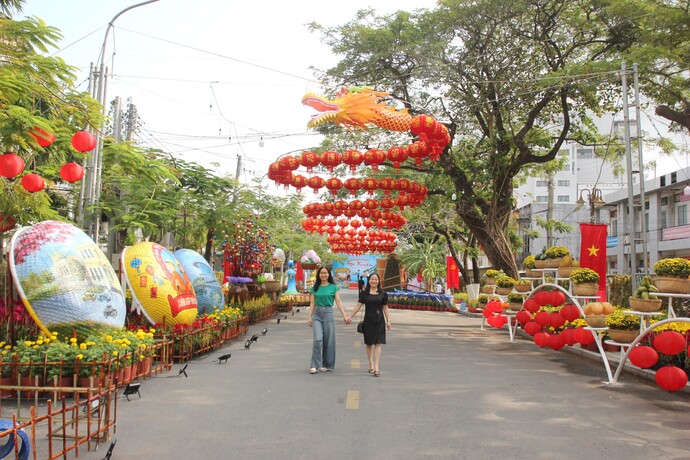 Linh vật rồng được làm từ 130 chiếc lồng đèn, phần đầu dài 1,7m và phần thân dài 82m; lồng đèn tròn làm thân rồng có đường kính 1m. Theo đó, Bạc Liêu là vùng đất có 3 dân tộc Kinh - Hoa - Khmer nên linh vật cũng thể hiện sự đoàn kết, cùng nhau xây dựng quê hương phát triển.