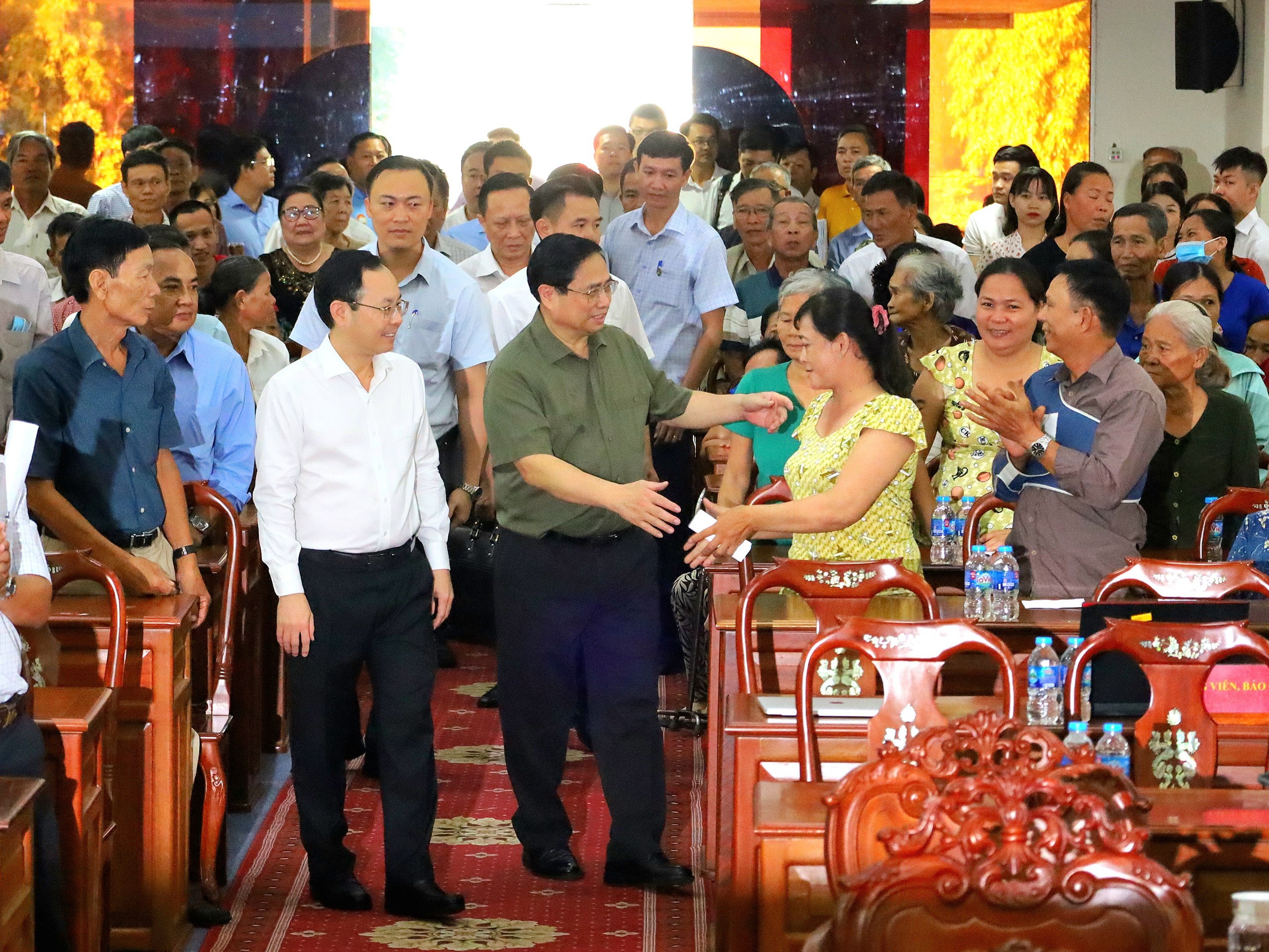 Thủ tướng Chính phủ Phạm Minh Chính thăm hỏi người dân tại buổi lễ.