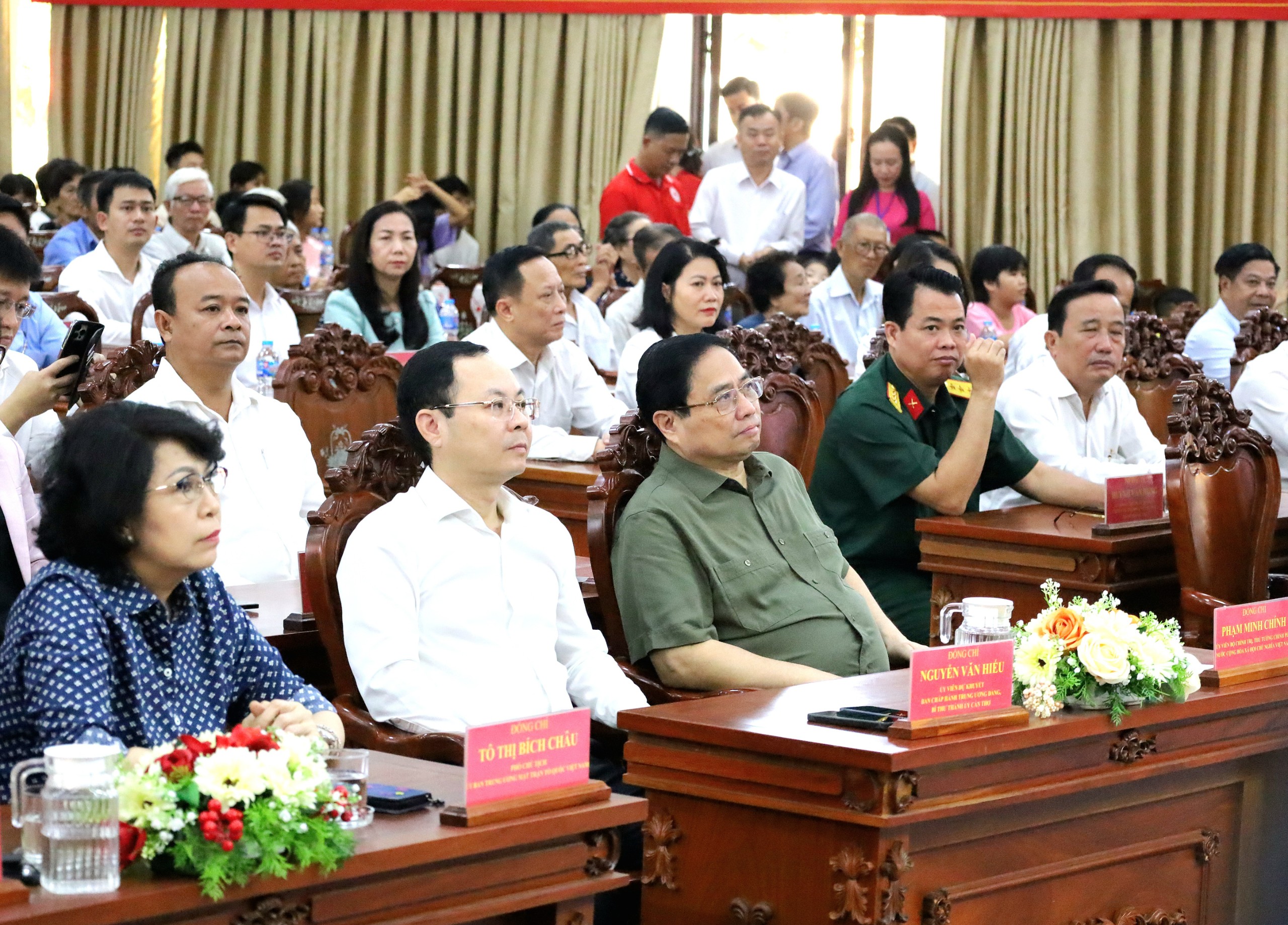 Thủ tướng Chính phủ Phạm Minh Chính chúc Tết và tặng quà gia đình hộ nghèo, công nhân, người lao động, người cao tuổi không nơi nương tựa, trẻ em mồ côi cả cha lẫn mẹ có hoàn cảnh khó khăn trên địa bàn TP. Cần Thơ.