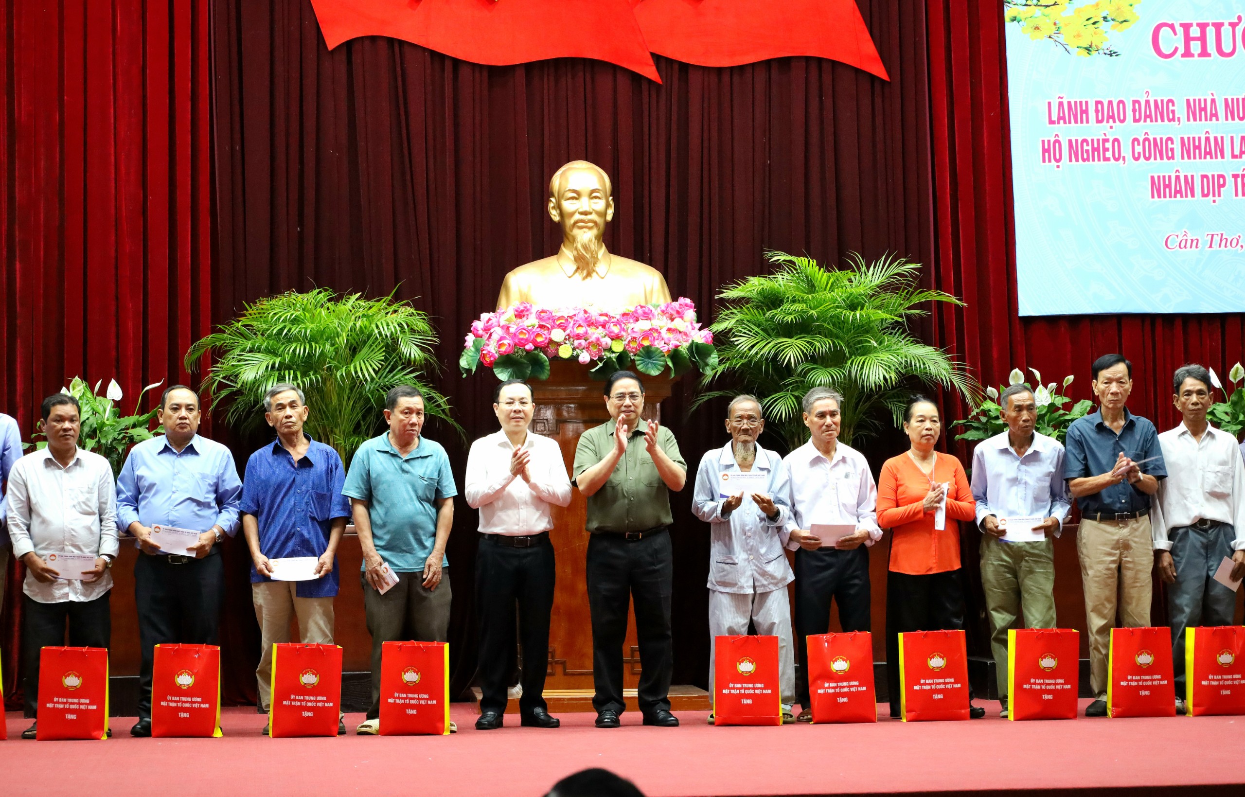 Thủ tướng Chính phủ Phạm Minh Chính và ông Nguyễn Văn Hiếu - Ủy viên dự khuyết BCH Trung ương Đảng, Bí thư Thành ủy Cần Thơ tặng quà cho người dân.