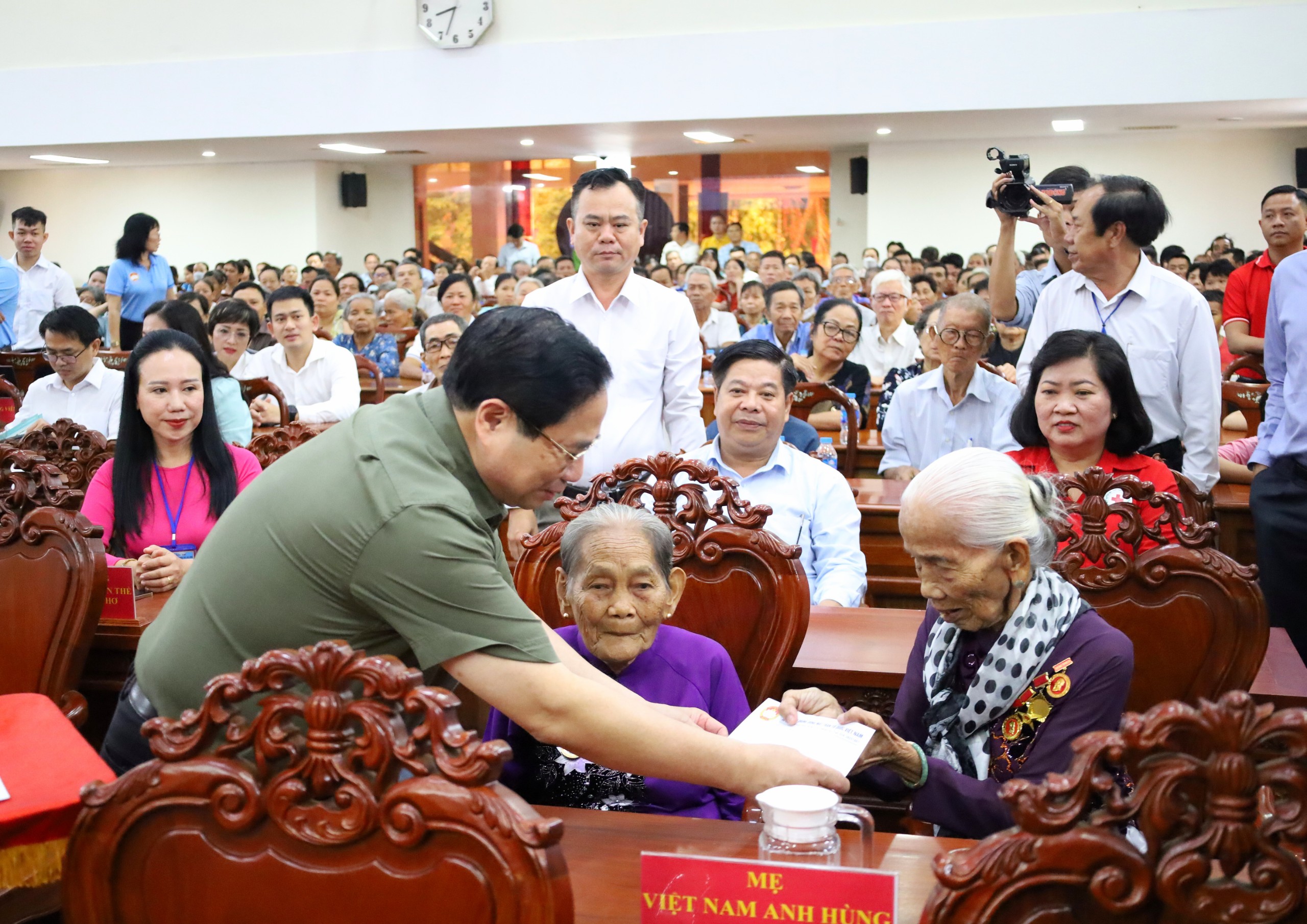 Thủ tướng Chính phủ Phạm Minh Chính trao tặng quà cho Mẹ VNAH.