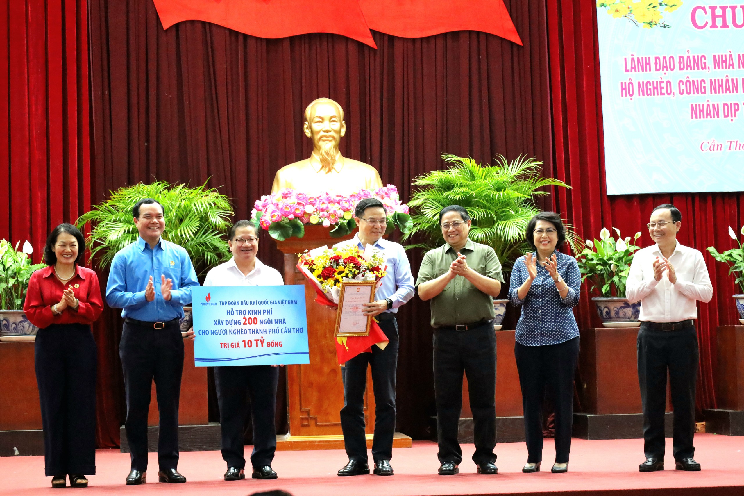Thủ tướng Chính phủ Phạm Minh Chính tặng hoa cho ông Lê Mạnh Hùng - Chủ tịch HĐTV Tập đoàn Dầu khí Việt Nam - Petrovietnam.