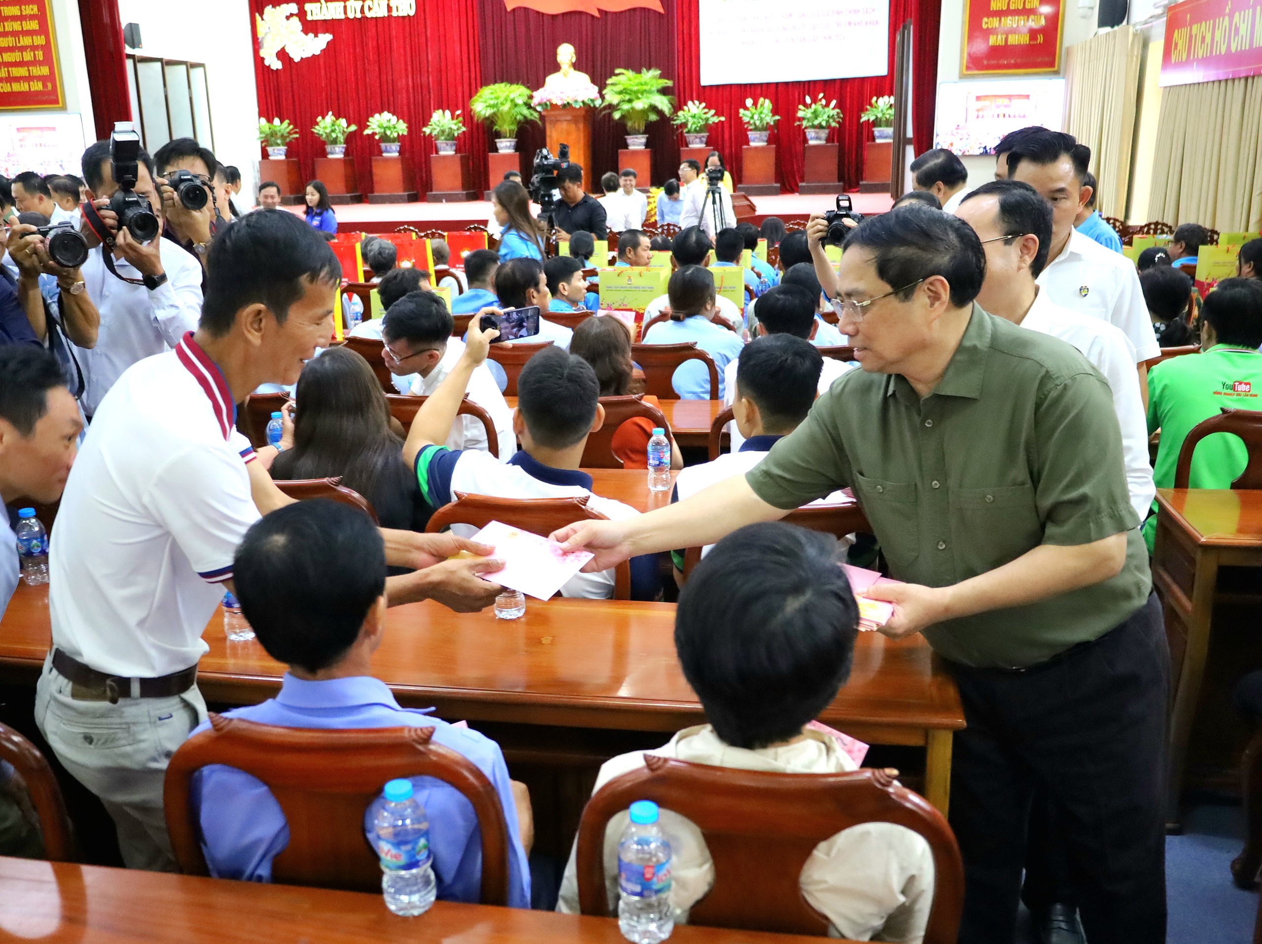Thủ tướng Chính phủ Phạm Minh Chính tặng quà cho người dân tại buổi lễ.