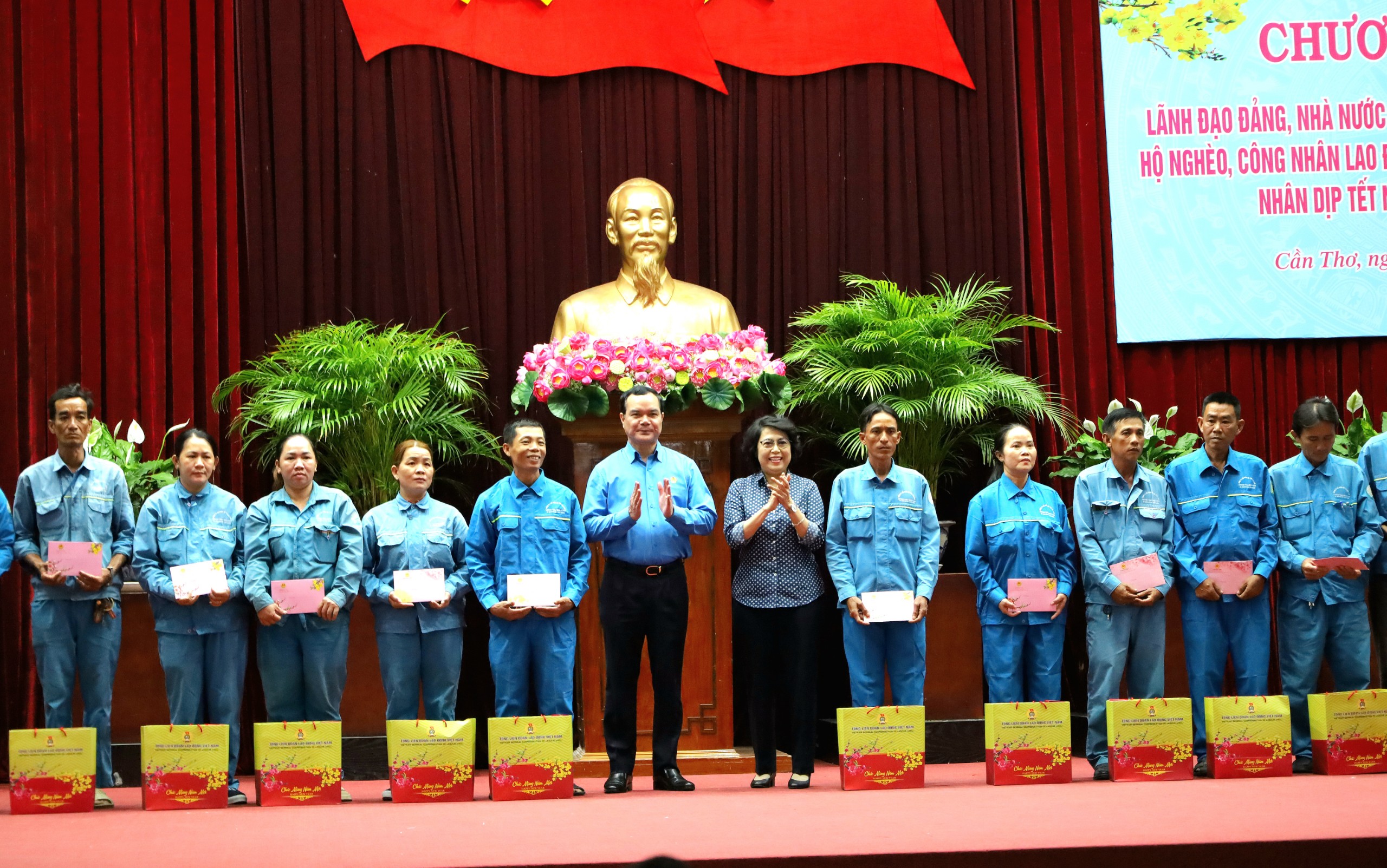 Ông Nguyễn Đình Khang - Chủ tịch Tổng Liên đoàn Lao động Việt Nam tặng quà cho công nhân lao động.