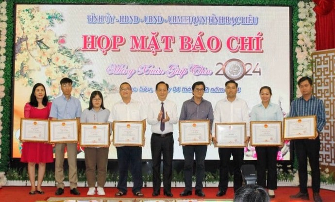 Ông Phạm Văn Thiều - Chủ tịch UBND tỉnh Bạc Liêu trao tặng bằng khen cho phóng viên thường trú có thành tích xuất sắc trong tuyên truyền phục vụ cho sự phát triển của tỉnh Bạc Liêu năm 2023.