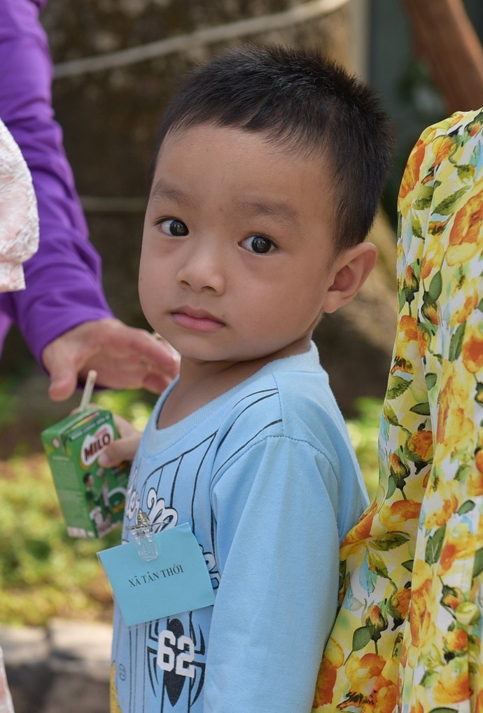 Ánh mắt của đứa trẻ đáng được yêu thương này chắc chắn sẽ chạm đến cảm xúc của những trái tim nhân ái.