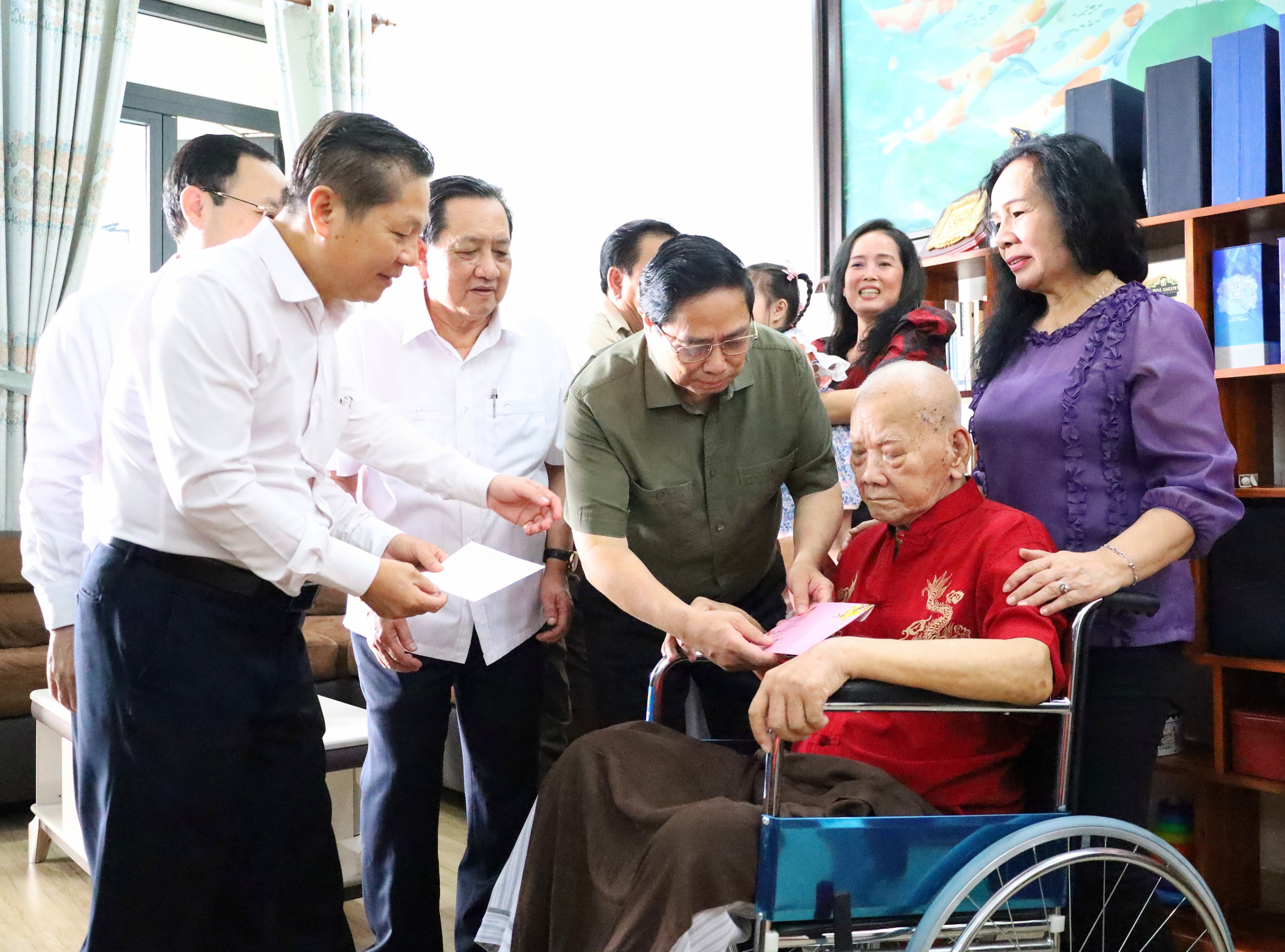 Thủ tướng Chính phủ Phạm Minh Chính và đoàn công tác tặng quà cho ông Lê Văn Lai (Ba Bường).